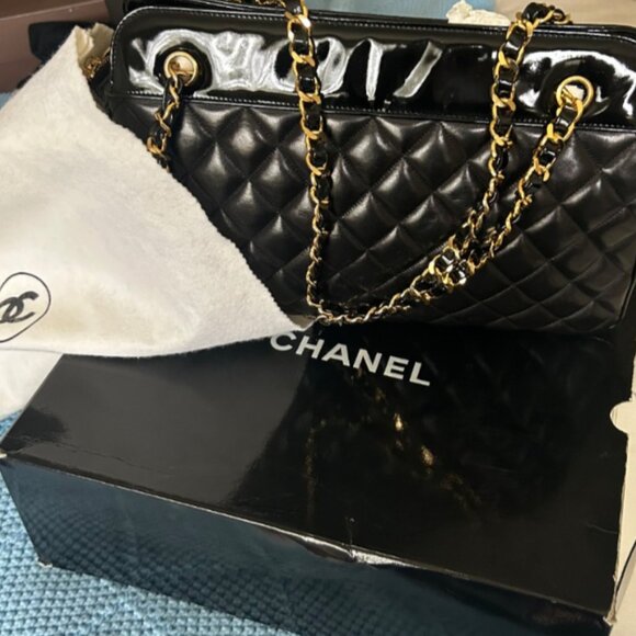 CHANEL Matelasse Black Patent Gold Medallion CC Charm Chain Shoulder Straps - Picture 1 of 16
